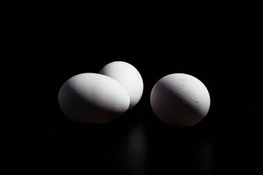 Siyah arkaplandaki beyaz yumurtaların fotoğrafları, beslenme grubu