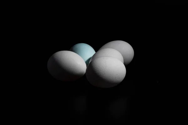 Fotografia Ovos Brancos Sobre Fundo Preto Grupo Alimentação — Fotografia de Stock