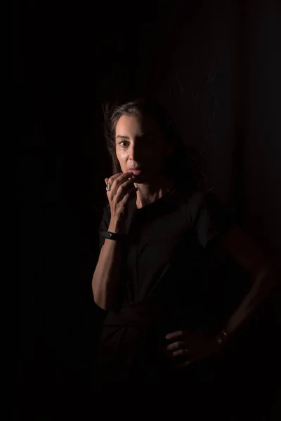 Портрет Красивої Зрілої Жінки Чорній Сукні Чорному Тлі Дивиться Жінка — стокове фото