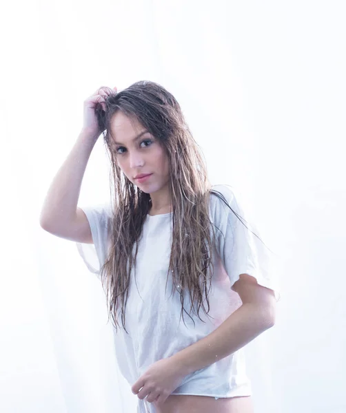 Duştan Sırılsıklam Olmuş Beyaz Tişörtlü Güzel Bir Kadın Banyodaki Kamera — Stok fotoğraf