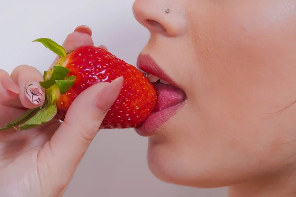 Ung Och Vacker Kvinna Äter Mycket Röd Jordgubbe Medan Tittar — Stockfoto