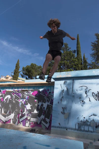 Young Male Athlete Doing Jumps Acrobatic Exercises Urban Area City — Stock Photo, Image