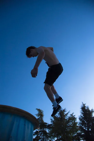 Junge Männliche Sportler Die Parkour Sprünge Und Akrobatische Übungen Stadtgebiet — Stockfoto