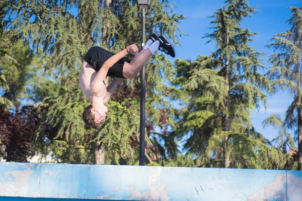 Atleta Joven Haciendo Saltos Parkour Ejercicios Acrobáticos Área Urbana Una —  Fotos de Stock