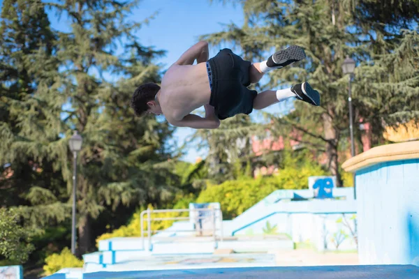 Jeune Athlète Masculin Faisant Des Sauts Parkour Des Exercices Acrobatiques — Photo