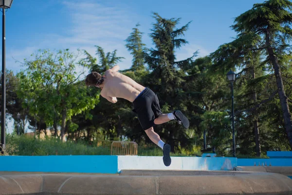 Jeune Athlète Masculin Faisant Des Sauts Parkour Des Exercices Acrobatiques — Photo