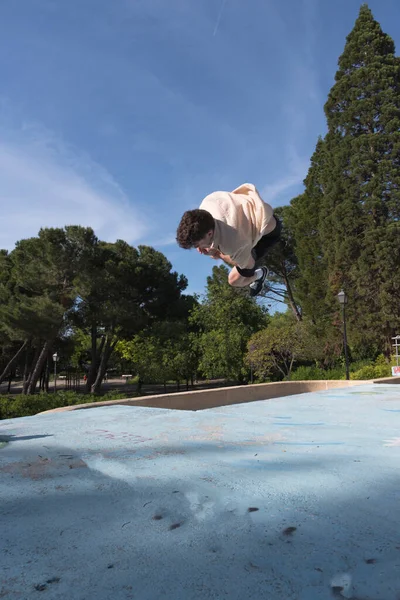 Jeune Athlète Masculin Faisant Des Sauts Parkour Des Exercices Acrobatiques — Photo