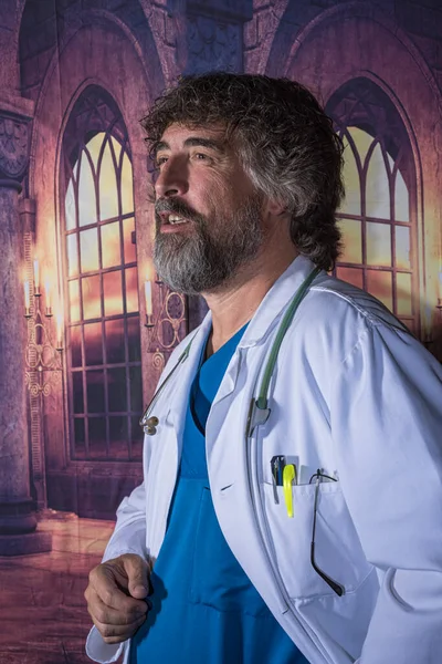 Vousatý Lékař Oblečený Modrém Operačním Sále Oblečení Bílý Kabát Odpočívající — Stock fotografie