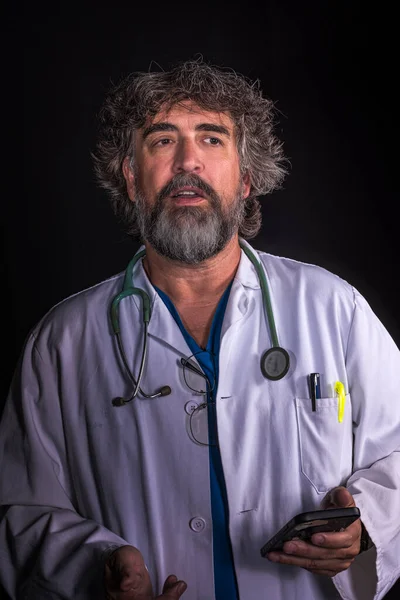 Vousatý Starší Lékař Oblečený Modrém Operačním Sále Oblek Bílý Kabát — Stock fotografie
