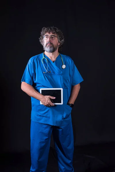 Zralý Lékař Plnovousem Oblečený Modrém Obleku Operačním Sále Černém Pozadí — Stock fotografie