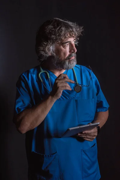 Médico Maduro Con Una Barba Vestida Con Traje Quirófano Azul —  Fotos de Stock