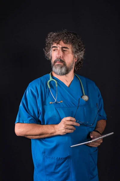Zralý Lékař Plnovousem Oblečený Modrém Obleku Operačního Sálu Černém Pozadí — Stock fotografie