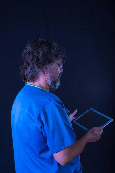Zralý Lékař Plnovousem Oblečený Modrém Obleku Operačního Sálu Černém Pozadí — Stock fotografie
