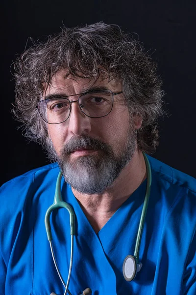 Zralé Lékař Plnovousem Oblečený Modrém Operačním Sále Oblek Černém Pozadí — Stock fotografie