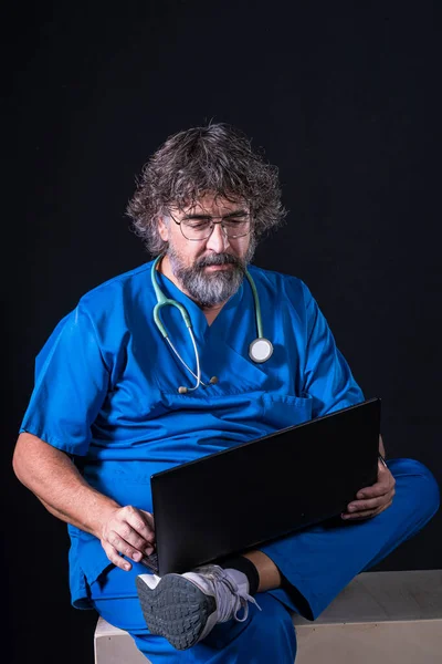 양복을 의사가 상자에 컴퓨터 전문가와 상담하고 — 스톡 사진