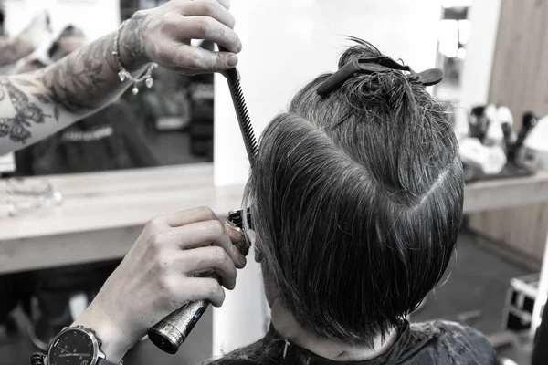 O finalista vai cortar o cabelo aos cabeleireiros. Foto em preto e branco — Fotografia de Stock