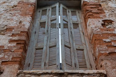 Eski harabe bir evde açılış panjurları