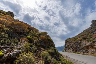 Yunanistan 'ın deniz kıyısına giden bir dağ yolunun parçası