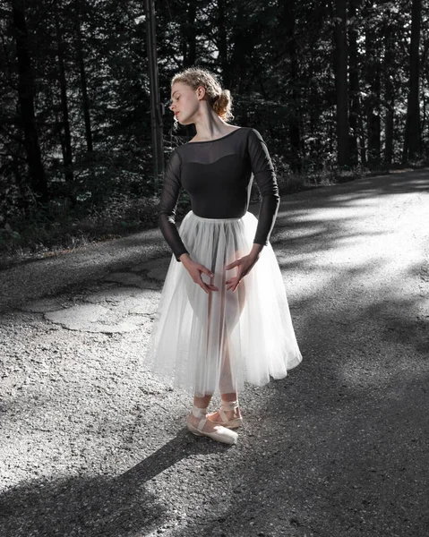 Young Ballerina Stands Ballet Position Road Backdrop Forest High Quality — Foto de Stock