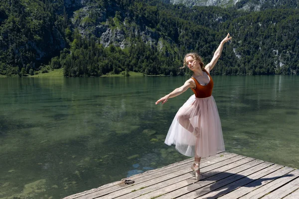 Young Ballerina Dancing Wooden Stage Lake High Quality Photo — Foto de Stock