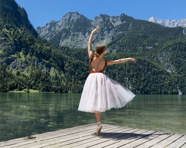 Young Ballerina Dances Wooden Stage Lake Backdrop Alpine Mountains High — Foto de Stock