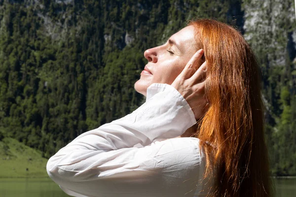Beautiful Red Haired Woman Her Eyes Closed Enjoys Warm Summer — Stok fotoğraf