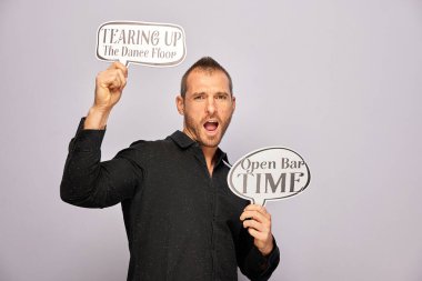 Erkek, fotoğraf kulübesinde poz veriyor.