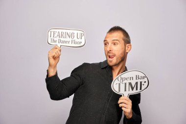 Erkek, fotoğraf kulübesinde poz veriyor.