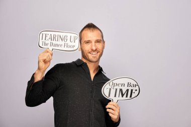 Erkek, fotoğraf kulübesinde poz veriyor.