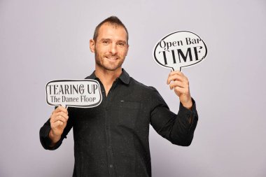 Erkek, fotoğraf kulübesinde poz veriyor.