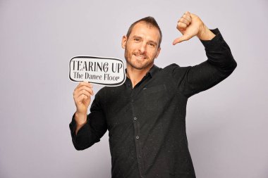 Erkek, fotoğraf kulübesinde poz veriyor.