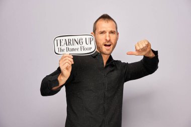 Erkek, fotoğraf kulübesinde poz veriyor.