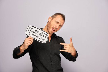 Erkek, fotoğraf kulübesinde poz veriyor.