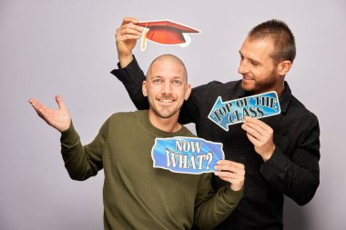 Erkek, fotoğraf kulübesinde poz veriyor.