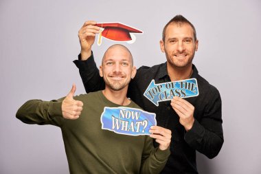 Erkek, fotoğraf kulübesinde poz veriyor.