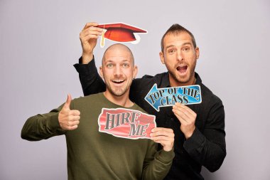 Erkek, fotoğraf kulübesinde poz veriyor.