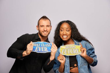 Kadın erkek fotoğraf kabini aksesuarlarıyla poz veriyor