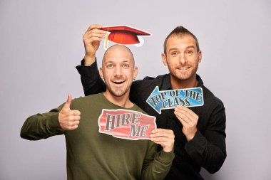 Erkek, fotoğraf kulübesinde poz veriyor.