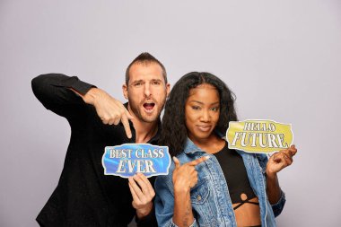 Kadın erkek fotoğraf kabini aksesuarlarıyla poz veriyor