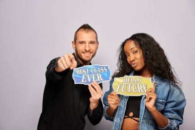 Kadın erkek fotoğraf kabini aksesuarlarıyla poz veriyor