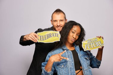 Kadın erkek fotoğraf kabini aksesuarlarıyla poz veriyor