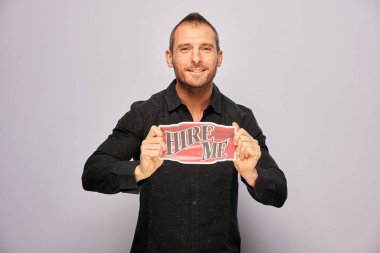 Erkek, fotoğraf kulübesinde poz veriyor.