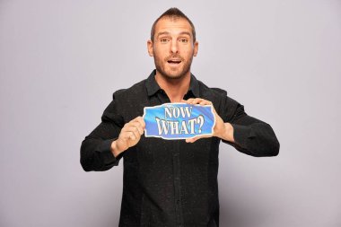 Erkek, fotoğraf kulübesinde poz veriyor.