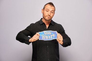 Erkek, fotoğraf kulübesinde poz veriyor.