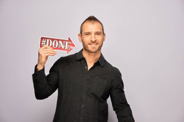 Erkek, fotoğraf kulübesinde poz veriyor.