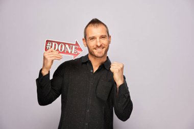 Erkek, fotoğraf kulübesinde poz veriyor.