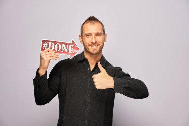 Erkek, fotoğraf kulübesinde poz veriyor.