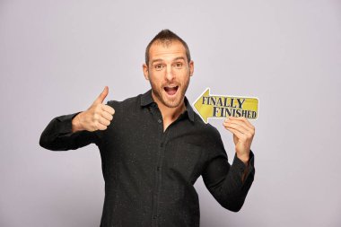 Erkek, fotoğraf kulübesinde poz veriyor.