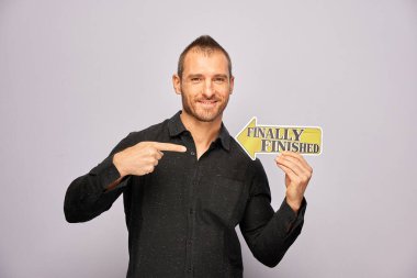 Erkek, fotoğraf kulübesinde poz veriyor.