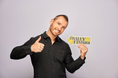 Erkek, fotoğraf kulübesinde poz veriyor.